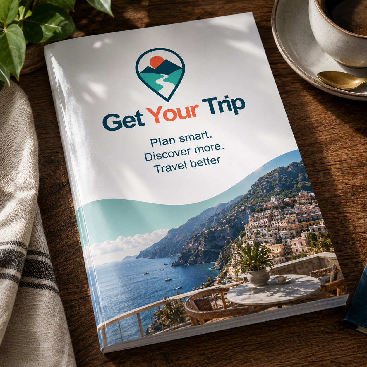 GetYourTrip reisgids op een houten tafel naast een kop koffie